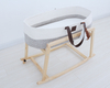 Cesta Mois&eacute;s personalizada con soporte mecedor de madera RS-2303
